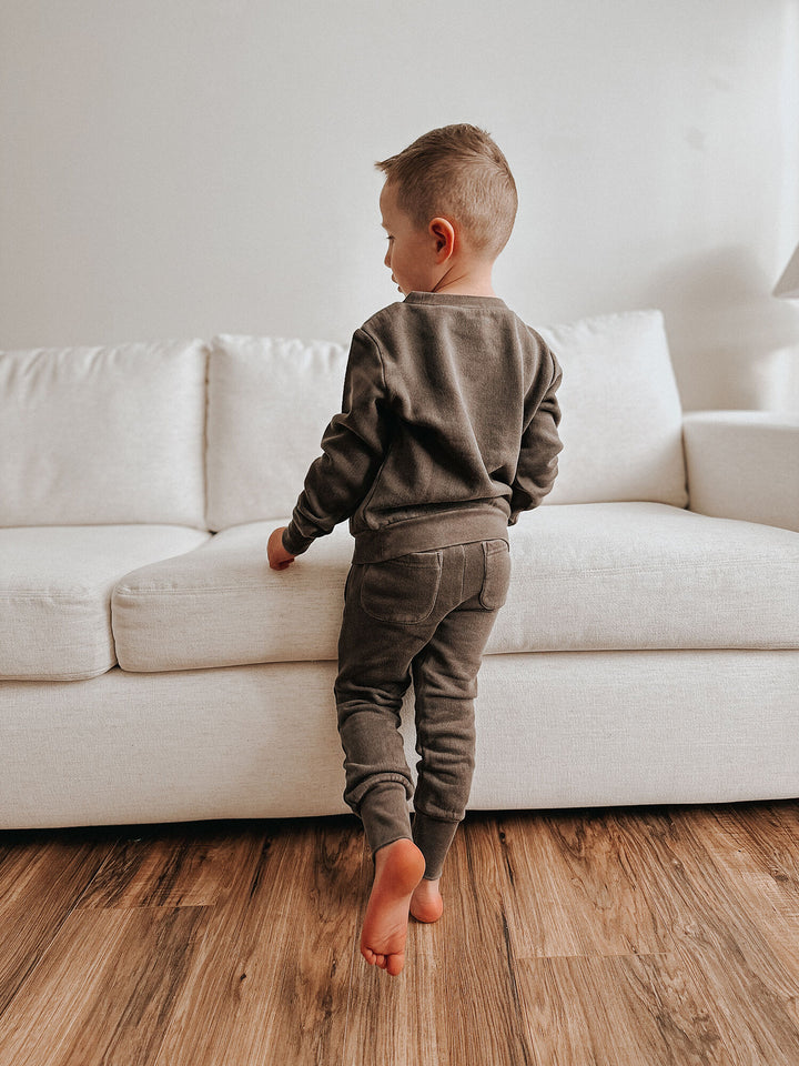 Child wearing Organic Cozy Graphic Sweatshirt & Jogger Set in Bark Mountains.