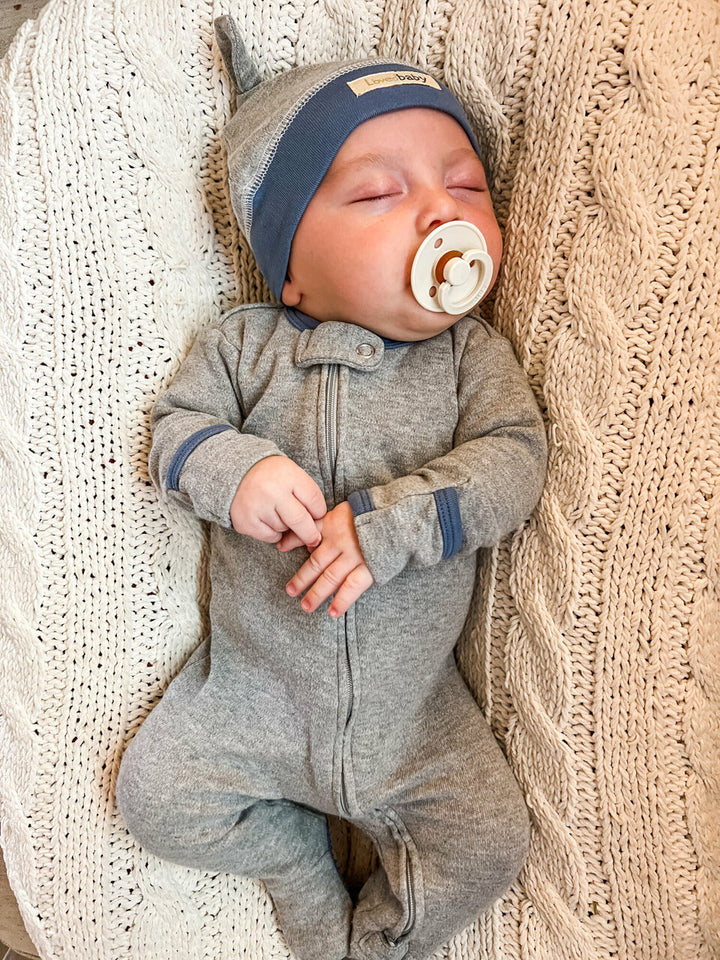 Child wearing Organic Banded Top-Knot Hat in Slate Heather.