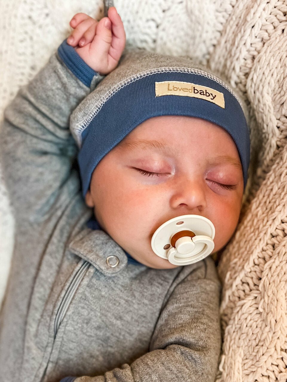 Child wearing Organic Banded Top-Knot Hat in Slate Heather.